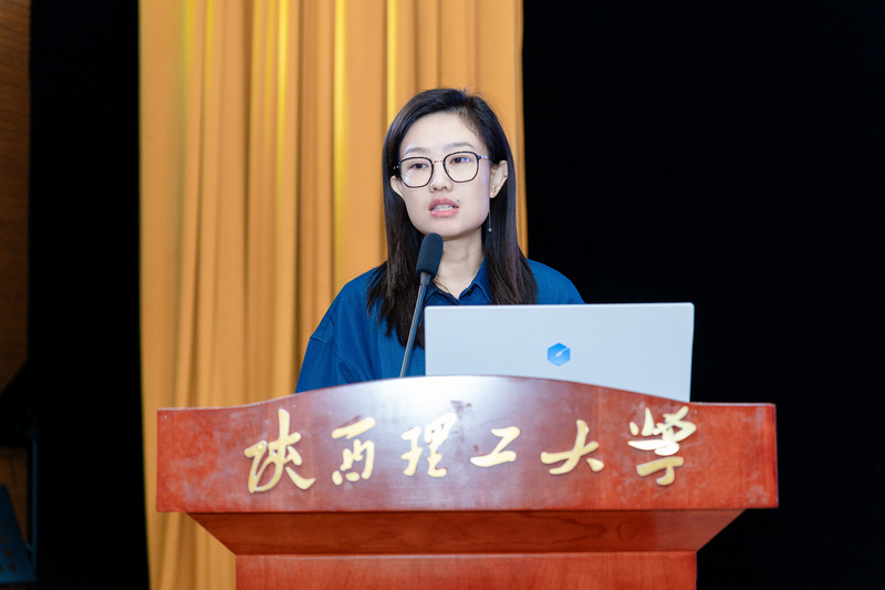丁宁.jpg