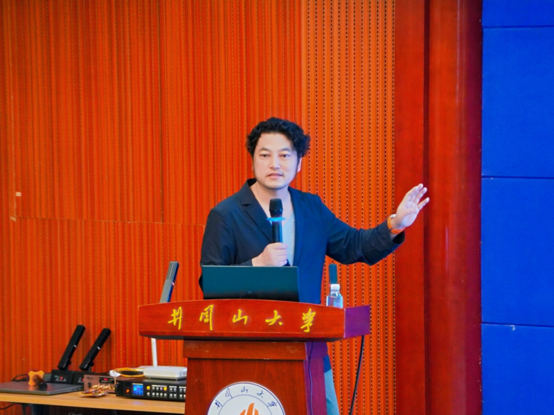 胡柯华.jpg